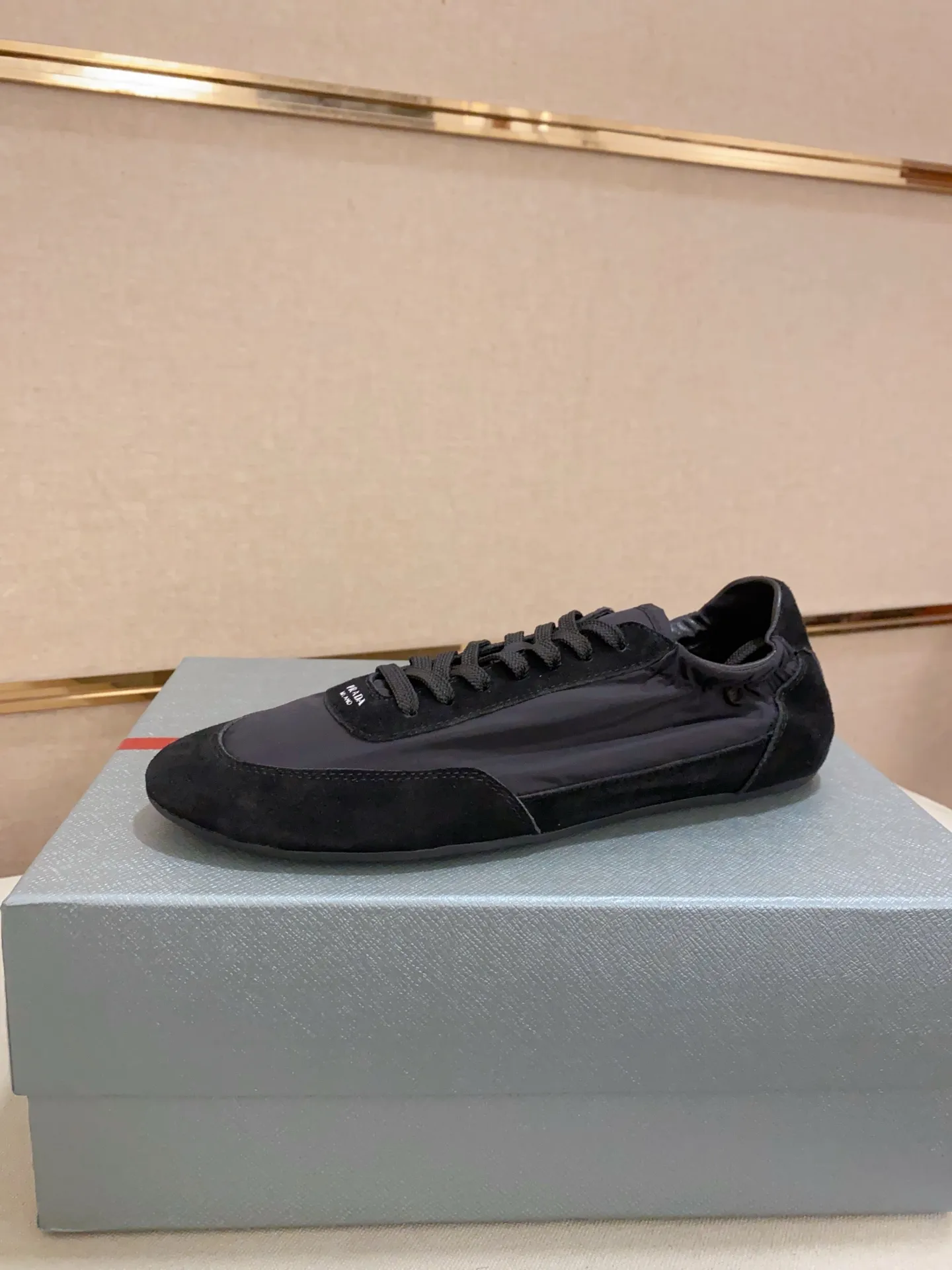 Men's shoes 💰 500💰 ✔️✔️✔️High version High-quality new PRADA counters are launched simultaneously. The new men's shoes and 😘fabrics are selected from first-layer cow suede and waterproof fabrics, and are made by pure handicrafts. Lining: Full sheepskin lining. 👍🏿 High-end ☄️ air-cushion molded anti-slip rubber outsole, exquisite lines, simple and elegant, comfortable and high-end for leisure travel. Number of yards: 38 to 44. Can be customized45